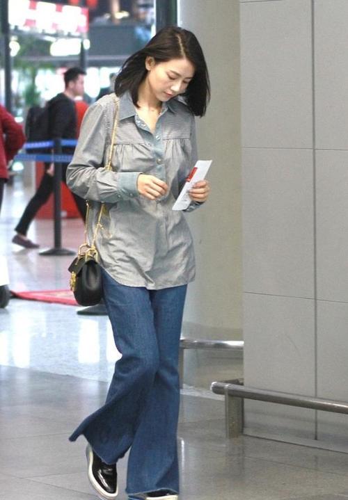 高圆圆才是穿搭高手,休闲衬衫 牛仔裤,小肚腩大屁股都被藏起来