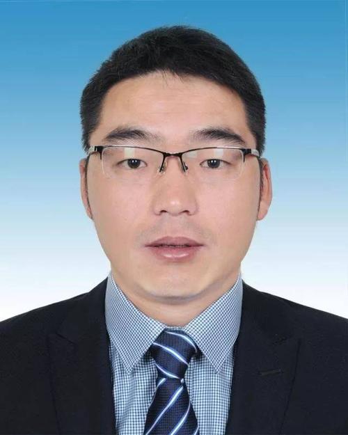 大学学历,2014年9月加入中国共产党,2009年12月参加工作,现任富源县委