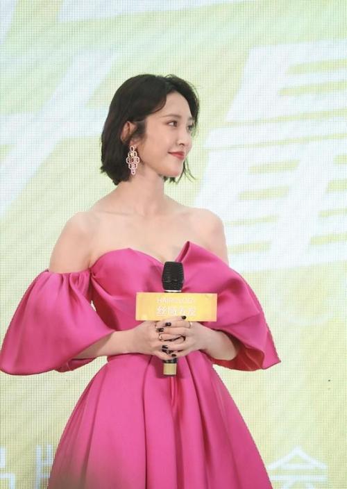 唐艺昕婚后也挺敢穿的,抹胸露背全都用上,少女感满满还有点撩人