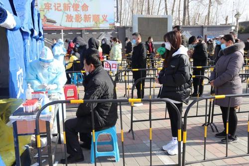 高丽营镇居民有序排队进行核酸采样