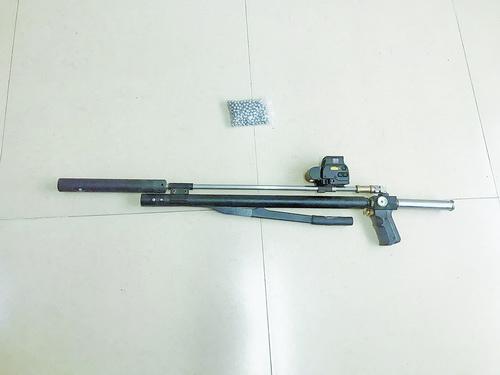 (翔安警方供图)台海网8月9日讯 据厦门日报报道男子叶某酷爱枪支,花了