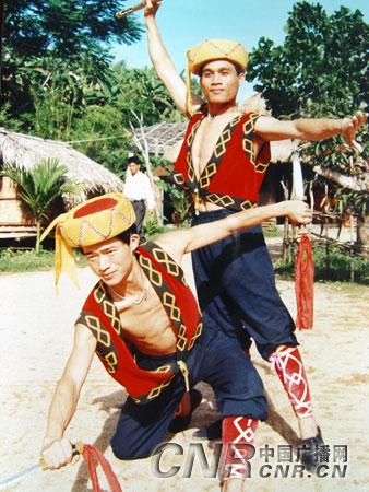 一般女子服饰的色彩较为艳丽,而男子服饰的海南黎族风情[图文]; 耿直