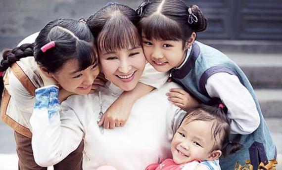 46岁岳丽娜近照,根本不像是三个孩子的妈妈,嫁初恋老公好幸福