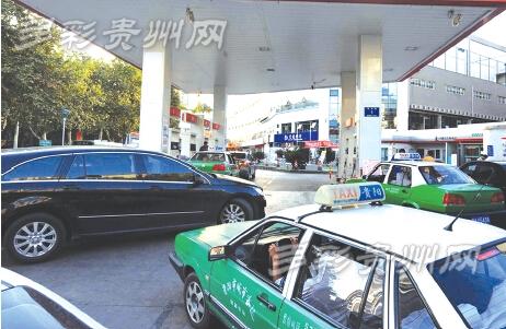 油价要降,出租车仍然等不及要加油.
