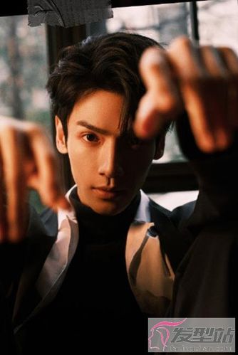 罗云熙良言写意大片 复古格调冷峻帅气_发型站_最新与