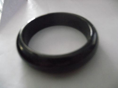 一块很厚的墨玉手镯买回来发现不透光,是不是假玉呢?