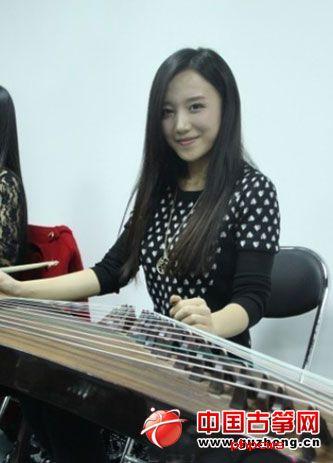 信乐团演唱会玩穿越 程皓如古筝演绎另类摇滚