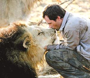 南非男子与狮子同栖用胡椒粉喷雾器防身(组图)