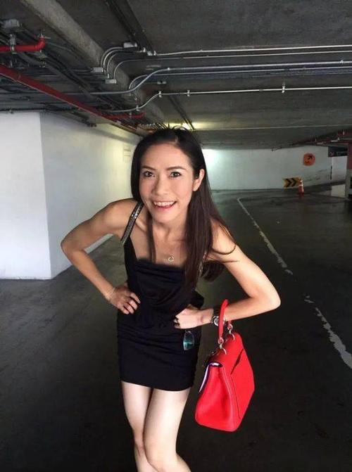 泰国贵妃诗妮娜私密照流出穿背心裙不刮腋毛英记者疑王后所为