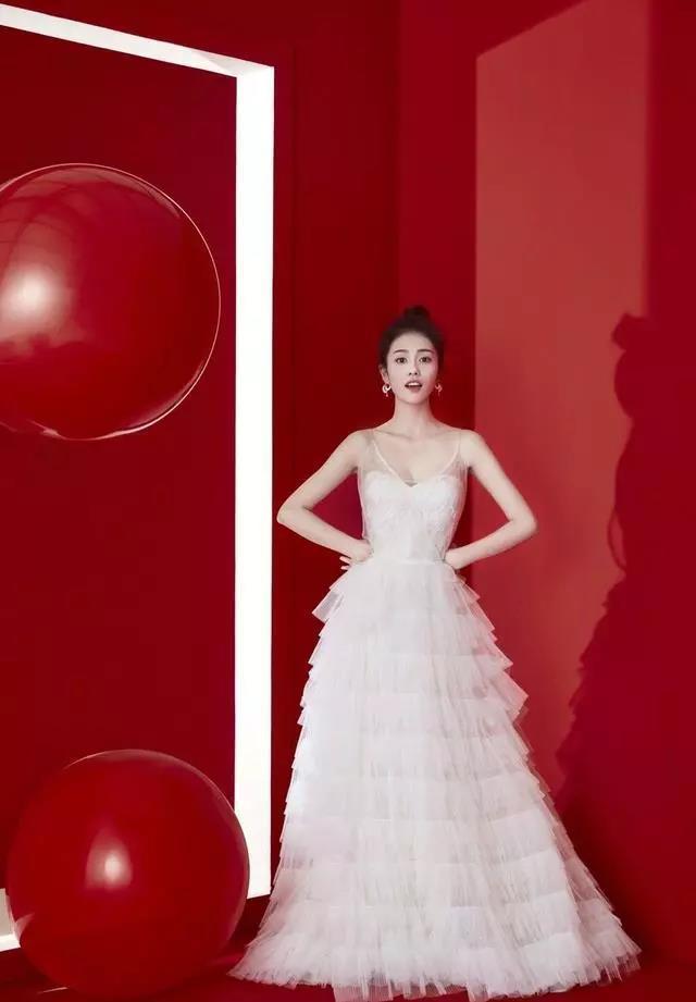 白鹿这是要逼死谁身材好到完美驾驭黄金礼服美成时髦精