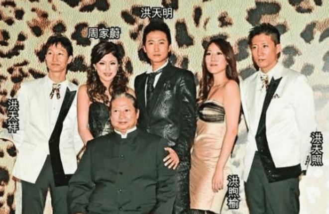 洪金宝女儿36岁至今未嫁,当网友看到照片后才明白,为啥至今没嫁人