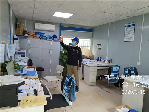 在项目部办公室坚持戴口罩办公