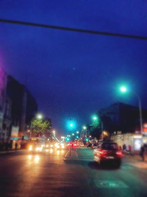 天黑了,站在十字路口,看清了那些色彩多姿!