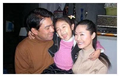 前夫李凡用《纤夫的爱》捧红于文华,离婚后,她转身嫁给了李年