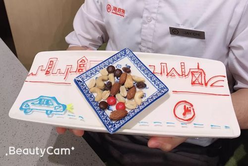 海底捞还提供免费的生日趴特制装饰布置,用餐当天我们就看到了海底捞