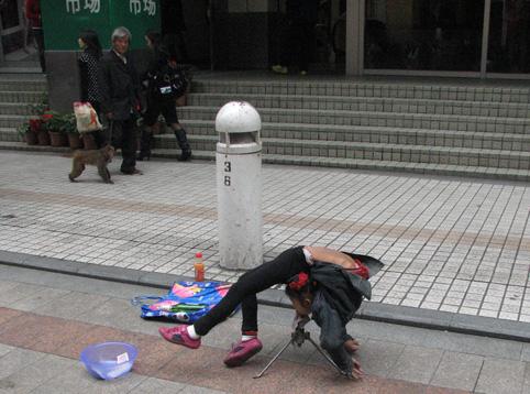 谁来拯救街头杂技女童(组图)