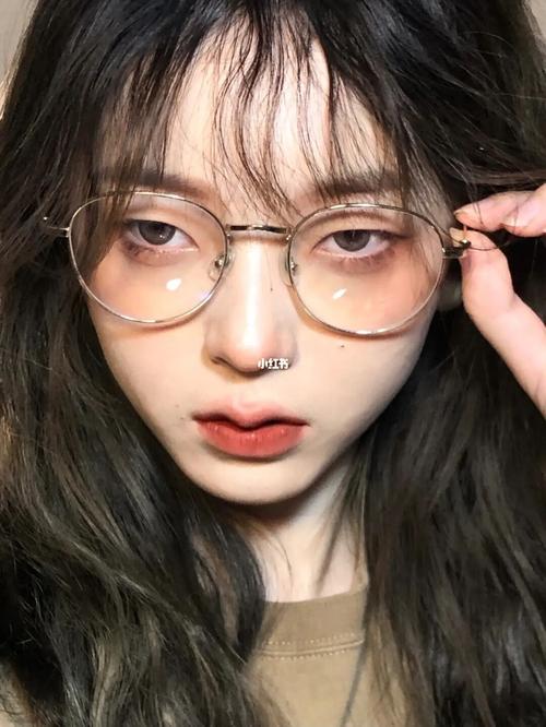 单眼皮女生一定要尝试戴眼镜自拍,巨显脸小!