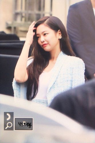 jennie闪亮现身巴黎时装周chanel大秀