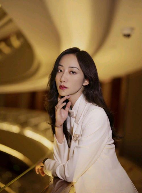 高贵精致的,虽然不够惊艳,但是让人感觉非常的舒服,而且韩雪的穿搭一