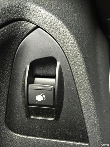 后备箱开启按钮设置在左手位置