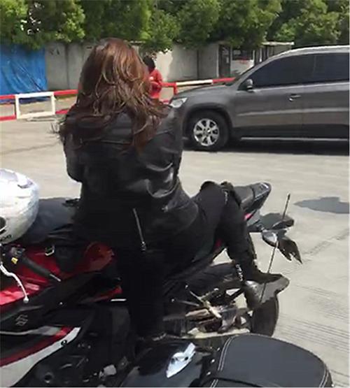 杭州一批摩托车聚会,现场不乏铃木,哈雷,但女骑士才是
