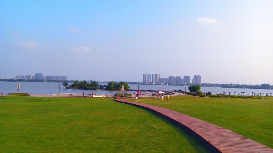 大龙湖及顺堤河景观带位于徐州新城区起步区的中心地带,西邻拖龙山,南