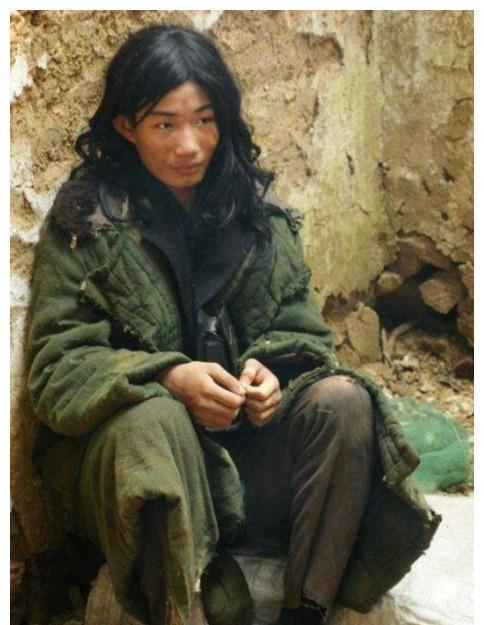 中国第一懒人杨锁从不洗衣服做饭吃饭靠人喂如今怎样了