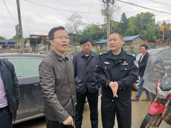 湖南省新化县县长左志锋双休日冒雨督查交通顽瘴痼疾整治工作