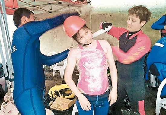 搜救人员下水前先将保鲜膜裹上身,避免在水中失温\联合报