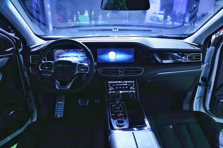 支持座椅记忆/加热/通风的前排座椅,全景影像,全景天窗,氛围灯,三区