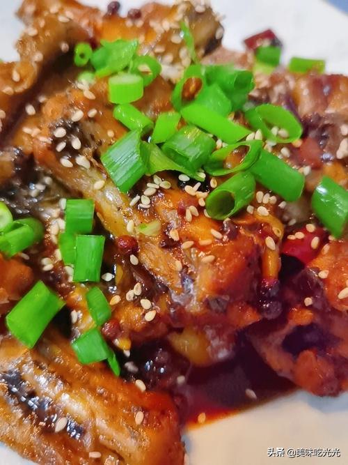 5,料酒,生抽各2勺,老抽1勺,蚝油1勺,冰糖1块 做法超级简单: 先把鳗鱼