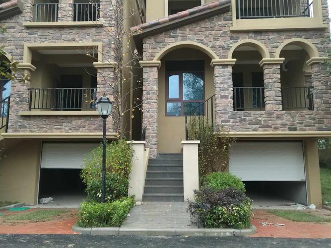 重庆大学城富力城别墅翻板车库门顺利安装完工