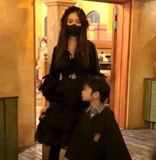 杨颖带儿子游迪士尼私下合影曝光4岁小海绵正面照被群众围观