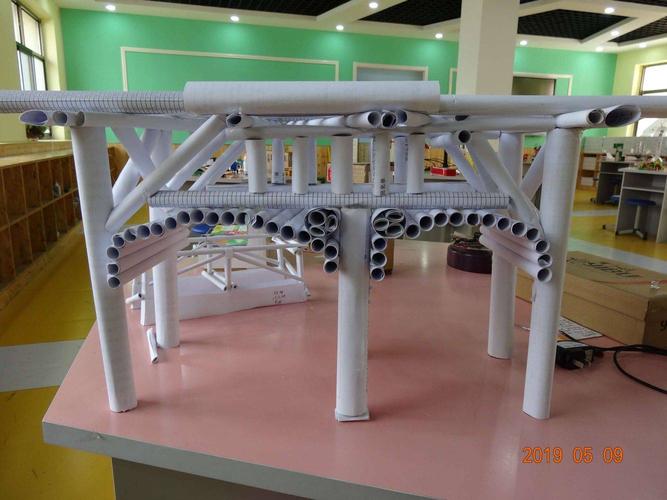 可承重50斤左右的纸桥模型,重点在"右"上.