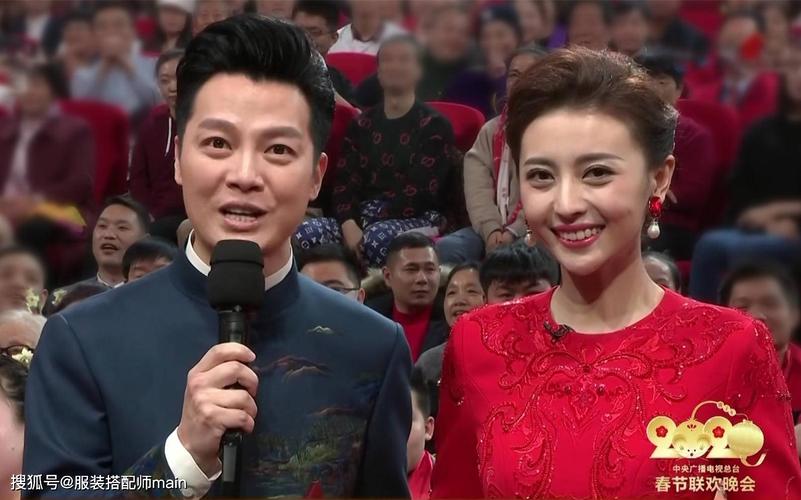 除了跨界主持的佟丽娅,还有一位便是春晚史上首位95后主持人张舒越