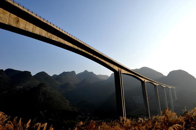 穿越崇山峻岭的清远清连高速公路(图为杜步特大桥)