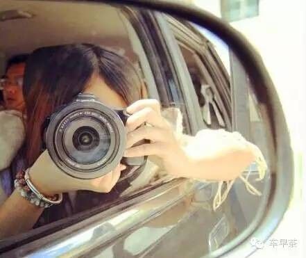 都学着点车内自拍的正确姿势应该是这样
