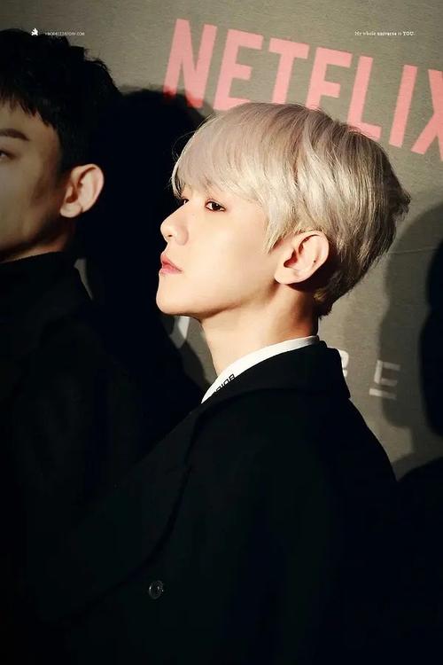 图楼边伯贤侧脸