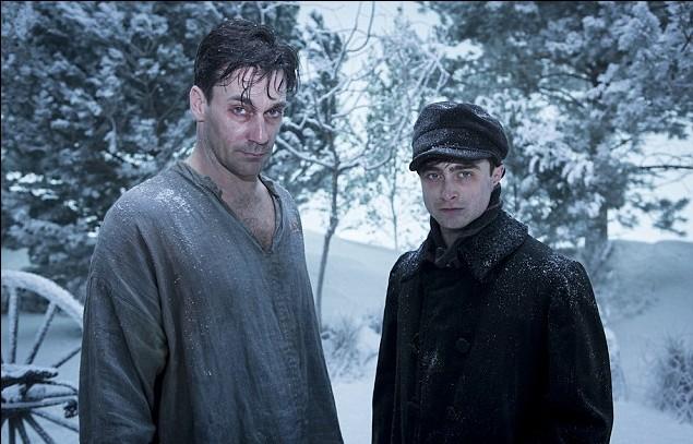 "哈利波特"丹尼尔新作剧照曝光 与乔·汉姆男男浴