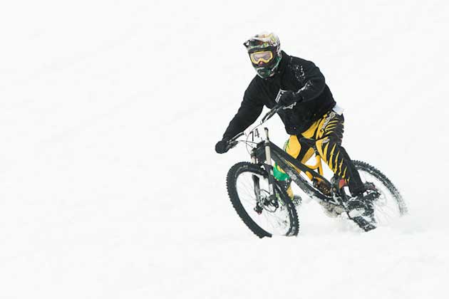 骑看世界:单车比赛新玩法 雪地速降赛frostbike dh 2013