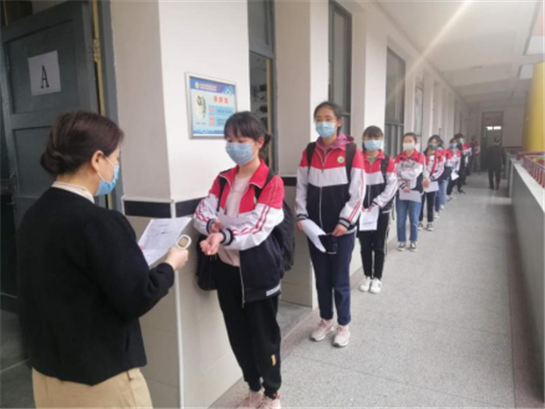 西安市鄠邑区北关初级中学春色似锦花正开校园学子正归来
