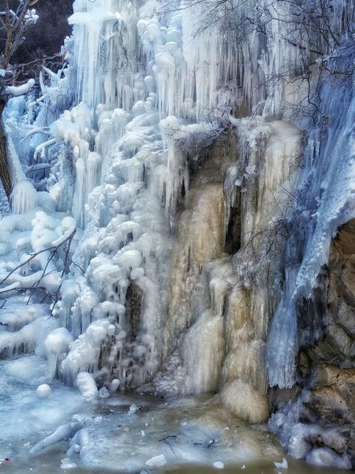 这里冬季寒冷,山涧小溪和瀑布结成或晶莹剔透或钟乳石般的冰柱,色彩