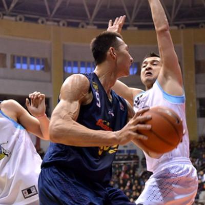 【图】易建联肌肉照曝光 四肢上暴起的青筋