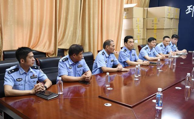 徐州市公安局书画慰问小分队走进邳州市公安局特警大队