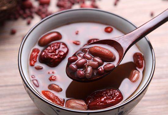 "五红汤"养血滋补的功效十分强大,尤其适用于贫血体虚的女性.