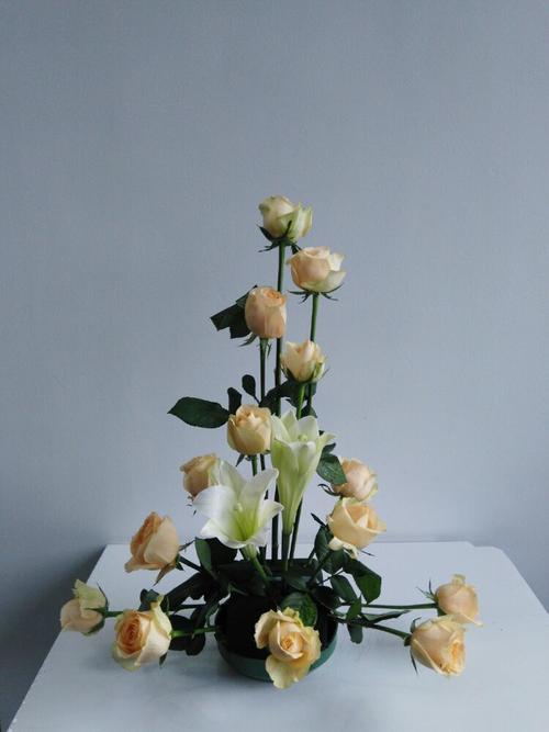 礼仪初级课程的倒t形插花