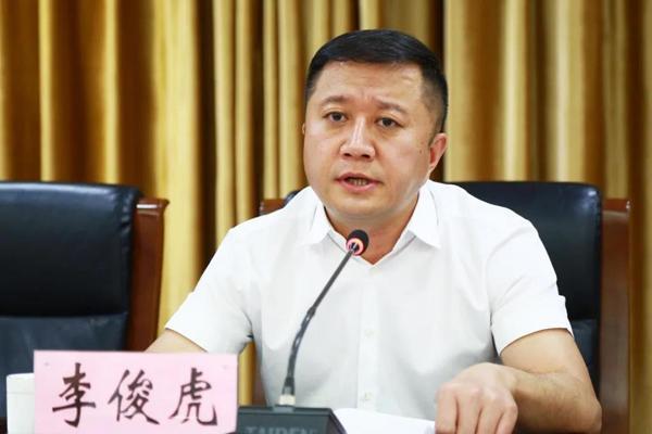 图为:晋能集团长治公司党委书记,执行董事李俊虎作总结讲话