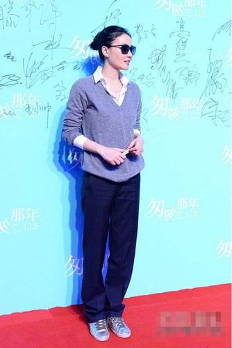王菲作为"歌后"搭配挺低调,穿一身"散步装"出镜,还挺好看