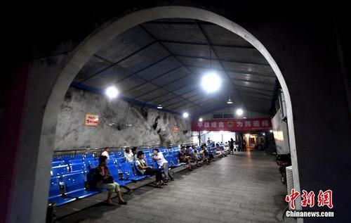 盛夏福州市民前往避暑防空洞纳凉