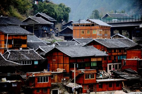 贵州黔东南民居,所看到的几乎是清一色朩质青瓦房子,很漂亮.